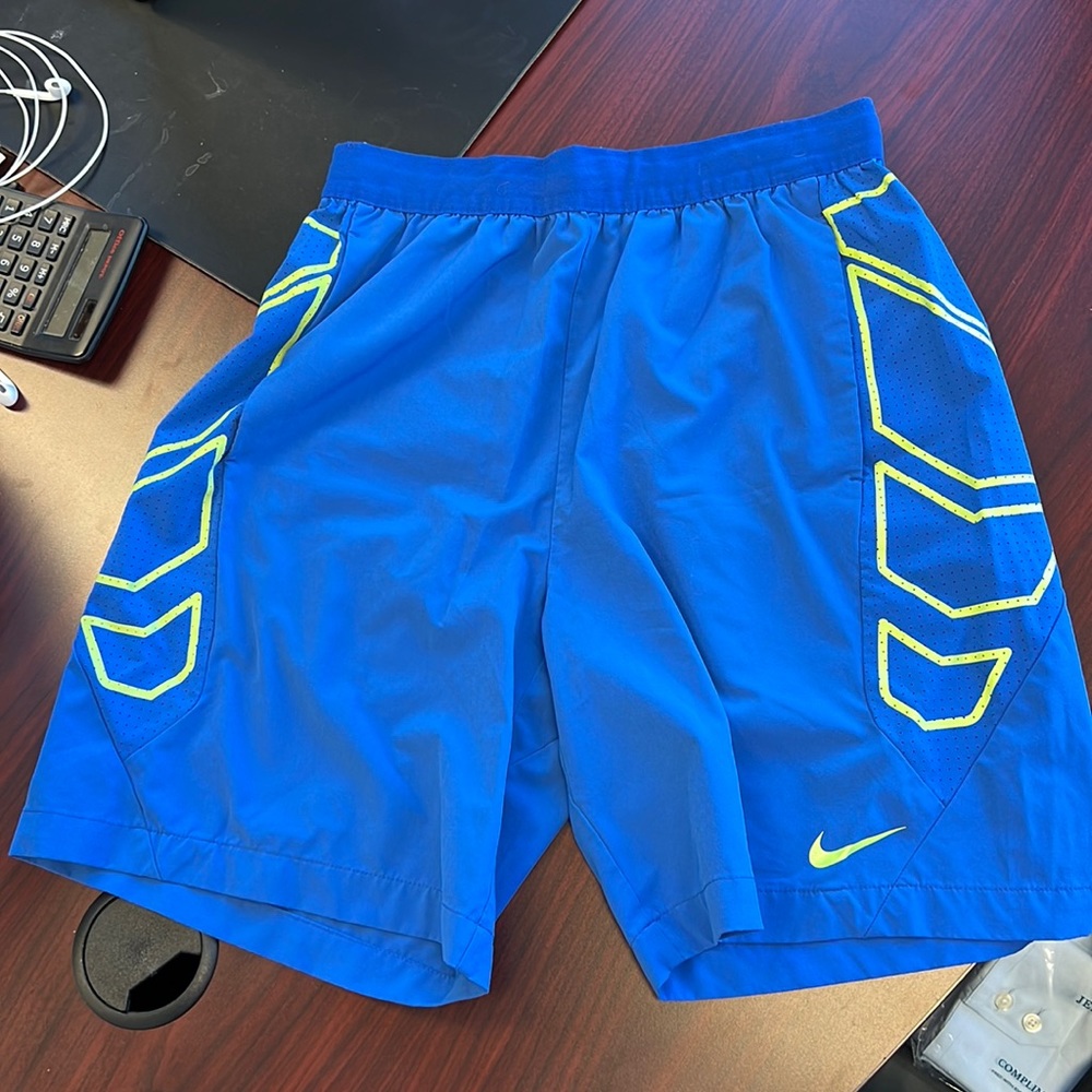Nike men’s pro training shorts medium